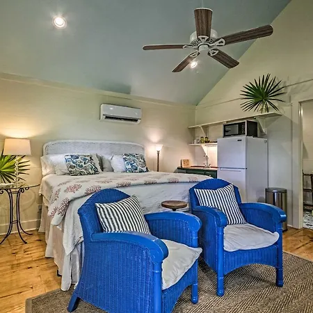 Tropical Studio Quarter Mi To Public Beach Access!